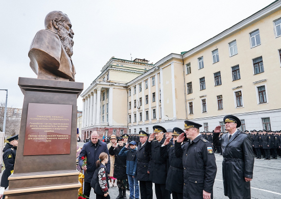 В Тихоокеанском высшем военно-морском училище торжественно открыли памятник адмиралу Макарову, чьим именем названо учебное заведение