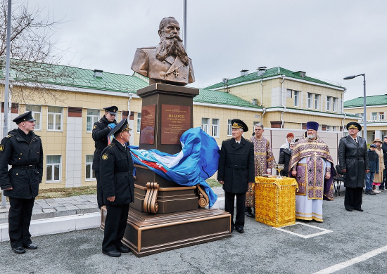 В Тихоокеанском высшем военно-морском училище торжественно открыли памятник адмиралу Макарову, чьим именем названо учебное заведение