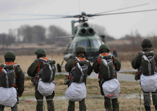 Военнослужащие Балтийского флота отрабатывают десантирование с транспортно-боевых вертолетов