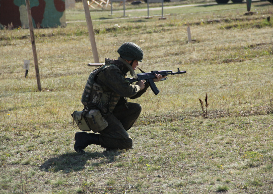 Военнослужащие мотострелкового соединения ЦВО уничтожили условного противника смешанными огневыми группами в Оренбургской области