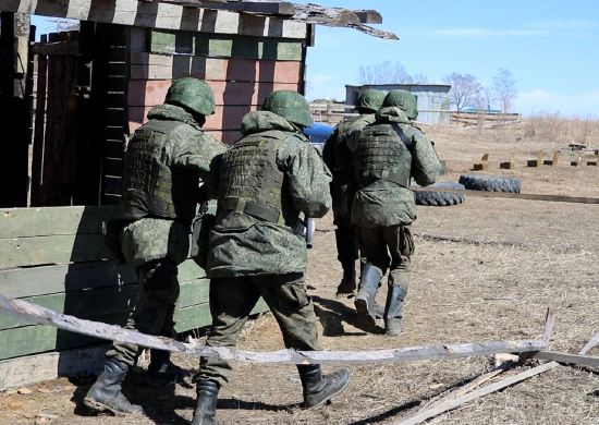 Военнослужащие ВВО отработали штурм позиций условного противника на полигоне в Приморском крае